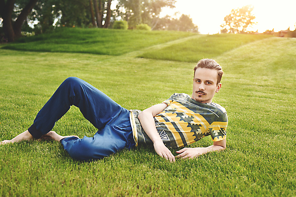 포토 JPG 해외이미지 백인 라이프스타일 공원 남자 행복 백그라운드 셔츠 자연 성공 모바일 휴식 한명 미소 사람 잔디 성인 야외 초록색 여름 스마트폰 독서 태양 쌓기 정원 봄 줄무늬 자유 정상 내추럴 거짓말 완벽 스타일 해외포토 자연요소 서양인 식물 1 계절 공공시설 감정 컬러 컨셉 상의 무늬 모션 표정 생활 핸드폰 스마트기기 생태계 파일형식 이미지허브