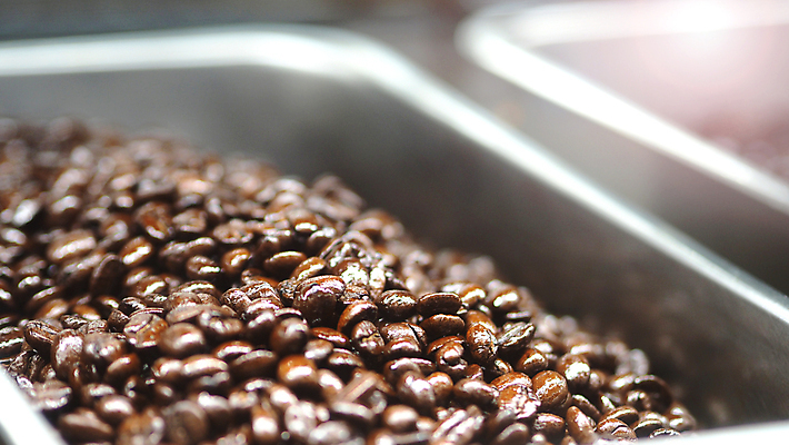 포토 JPG 해외이미지 식물 산업 커피 음식 백그라운드 비즈니스 콩 쟁반 씨앗 사람없음 목재 빛 갈색 금속 검은색 어둠 힘 기계 흐름 수확 흰색 신선 중앙 은색 혼합 굽기 질감 아로마 슛 부드러움 바리스타 에스프레소 내추럴 옛날 진짜 카페인 해외포토 나무 직업 음료 컬러 컨셉 농업 재료 재질 곡류 감각 구이 파일형식 이미지허브