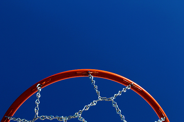 포토 뷰포인트 컬러 컨셉 과일 재질 놀이 구기 둘레 파일형식 새로움 사람없음 JPG 해외이미지 옆모습 스포츠 조각 오렌지 부분 하늘 농구 야외 파란색 금속 흰색 그물 가장자리 놀이터 테두리 묘사 점수 고립 법정 해외포토 프레임 이미지허브