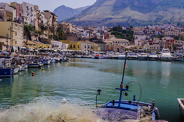 포토 JPG 해외이미지 전통 유럽 밧줄 바다 여행 아침 낚시 사람없음 건물 목재 물 여름 파란색 도시풍경 컬러풀 항구 이탈리아 골동품 도시 그물 보트 역사 지중해 낚시꾼 선원 포트 닻 해외포토 주간 자연요소 나무 건축물 계절 나라 줄 컬러 배_교통 재료 교통시설 레저 풍경 파일형식 이미지허브