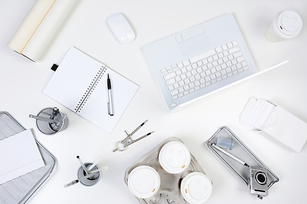 포토 JPG 해외이미지 비즈니스 탁자 주택 사람없음 컵 노트북 컴퓨터 상자 사무실 펜 카메라 공책 머그컵 흰색 조직 은색 쥐 나침반 커피잔 필름 패드 해외포토 식기 커피 컬러 가구 문구용품 잔 건물 전자제품 필기구 설치류 파일형식 이미지허브