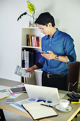 포토 JPG 해외이미지 백인 직업 남자 컨셉 인터넷 비즈니스 사업가 통신 탁자 모바일 협력 노동자 직장 피곤 한명 사람 성인 노트북 스마트폰 컴퓨터 사무실 알약 디지털 흰색 업무 작업 비즈니스맨 그룹 종업원 책상 경영자 바쁨 경영 지원 해외포토 서양인 1 컬러 가구 회사 전자제품 핸드폰 스마트기기 약 직장인 리더 파일형식 이미지허브