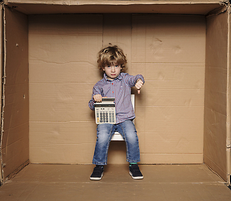 포토 JPG 해외이미지 전신 응시 남자 어린이 비즈니스 한명 들기 앉기 소년 앞모습 상자 사무실 계산기 업무 비즈니스맨 체험 계산 작음 심술 아래 충격 소년만 소년한명만 못마땅 해외포토 1 시선 감정 뷰포인트 컨셉 모션 문구용품 사람 장비 작업 직장인 크기 방향 위치 남자만 남자한명만 어린이만 파일형식 이미지허브