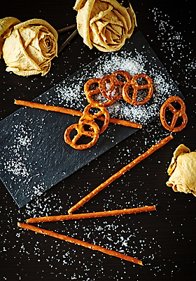 포토 JPG 해외이미지 검은배경 실내 사람없음 하이앵글 장미 드라이플라워 막대과자 브레첼 미니프레즐 해외포토 꽃 뷰포인트 백그라운드 디저트 내부 과자 검은색 파일형식 이미지허브