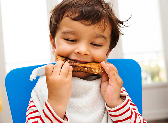 포토 JPG 해외이미지 백인 라이프스타일 행복 얼굴 어린이 음식 빵 아침 주택 건강 한명 사람 소년 아기 잡기 아침식사 먹기 토스트 다인종 버터 다민족 걸음마 섞기 해외포토 주간 서양인 1 남자 감정 모션 인종 건물 생활 신체부위 식사 파일형식 이미지허브