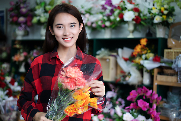 포토 JPG 해외이미지 식물 백인 직업 여자 꽃 행복 비즈니스 청소년 아침 출입구 선반 한명 미소 동양인 야외 빛 뷰티 앞치마 신선 작업 냄비 작음 꽃집 소매 주인 분재 원예사 중소기업 해외포토 주간 서양인 나무 1 감정 가구 회사 표정 사람 인종 상점 솥 크기 파일형식 이미지허브