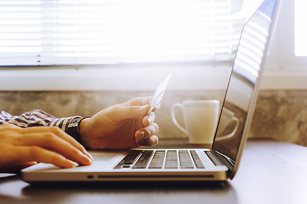 포토 JPG 해외이미지 라이프스타일 손 남자 컨셉 돈 인터넷 비즈니스 통신 탁자 주택 성인 사람없음 금융 노트북 쇼핑 컴퓨터 햇빛 상점 자료 장비 정보 키보드 잡기 업무 네트워크 신용카드 구매 연결 무선전화기 고객 책상 무역 보안 상업 온라인 계산서 전자상거래 마케팅 해외포토 산업 가구 모션 안전 사람 건물 생활 신체부위 경제 전자제품 태양 작업 재산 전화기 파일형식 이미지허브