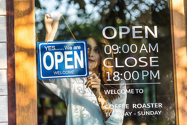 포토 JPG 해외이미지 직업 여자 행복 아시아 비즈니스 사업가 유리 직장 한명 미소 동양인 성인 문 상점 식당 칠판 앞치마 카페 오픈 자신감 닫기 웨이트리스 서비스 사인 환영 히스패닉 소매 주인 중소기업 해외포토 1 감정 나라 회사 모션 재질 표정 사람 인종 종업원 파일형식 이미지허브