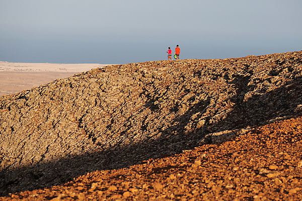포토 JPG 해외이미지 여자 모래 스포츠 바다 여행 자연 하늘 휴가 건강 사람 풍경 야외 두명 여름 파란색 운동 사막 해외포토 계절 컬러 생태계 파일형식 이미지허브