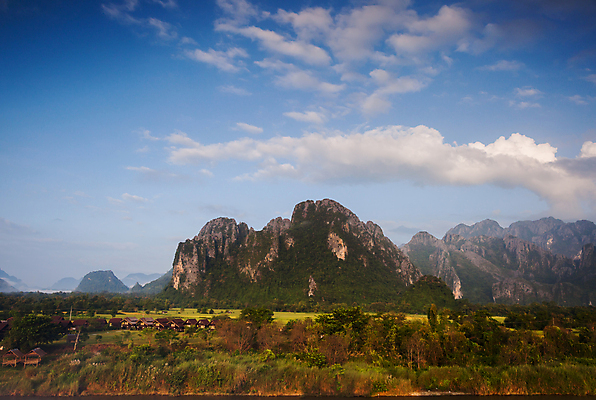 포토 JPG 해외이미지 나무 식물 구름 계절 공원 아시아 여행 백그라운드 잎 밭 자연 하늘 아침 산 따뜻함 동양인 풍경 사람없음 야외 목재 초록색 여름 파란색 강 환경 계곡 봄 안개 바위 흰색 신선 숲 언덕 장면 온도 내추럴 뿌연 해외포토 주간 자연요소 공공시설 나라 컬러 농업 재료 날씨 인종 돌_바위 생태계 파일형식 이미지허브