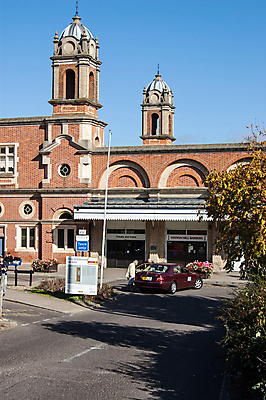 포토 JPG 해외이미지 외관 여행 교통시설 자동차 사람 사람없음 야외 햇빛 맑음 역 해외포토 육상교통 교통 날씨 태양 시설 파일형식 이미지허브