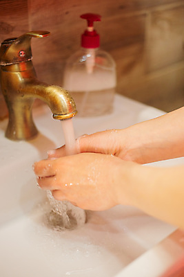 포토 JPG 해외이미지 손 어린이 신체 건강 관리 사람 사람없음 물 목욕 거품 젖음 욕실 액체 씻기 빨래 청소 싱크대 수도꼭지 비누 돌봄 위생관리 해외포토 자연요소 가사 모션 신체부위 위생용품 청결 개수대 파일형식 이미지허브