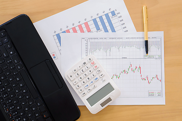 포토 JPG 해외이미지 돈 비즈니스 통계 성공 그래프 사람없음 금융 경제 노트북 컴퓨터 사무실 펜 세일 자료 계산기 정보 기록 업무 시장 주식 인쇄 가격 분석 무역 보고서 투자 상업 감시 인덱스 회계 경영 계좌 마케팅 수입 위기 자금 경제학 목차 해외포토 교육 산업 컨셉 문구용품 전자제품 필기구 장비 작업 재산 파일형식 이미지허브