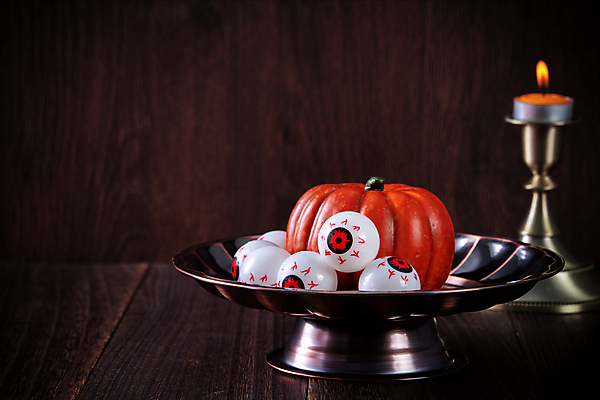 포토 JPG 해외이미지 디자인 백그라운드 컨셉 촛불 탁자 호박 검은배경 사람없음 장식 파티 축제 어둠 할로윈 가을 눈동자 오브젝트 촛대 호러 해외포토 계절 가구 채소 초 이벤트 검은색 눈_신체부위 공포 파일형식 이미지허브