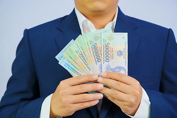 포토 JPG 해외이미지 손 디자인 아시아 종이 여행 백그라운드 지폐 돈 비즈니스 동양인 정장 사람없음 금융 경제 파란색 쪽지 잡기 시장 재산 가격 심볼 사인 투자 베트남 동쪽 계산서 고립 전국 해외포토 옷 나라 컬러 모션 인종 신체부위 동남아시아 방향 파일형식 이미지허브