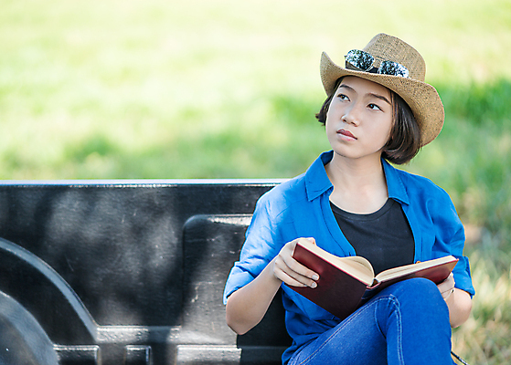 포토 JPG 해외이미지 나무 1 학생 라이프스타일 공원 여자 교육 안경 밭 자동차 태국 자연 휴가 휴식 짧은머리 한명 사람 앉기 동양인 야외 10대 책 선글라스 독서 정원 자유 기구 도시 읽기 문학 혼자 해외포토 식물 헤어스타일 잡화 공공시설 아시아 육상교통 컨셉 농업 모션 청소년 인종 생활 생태계 파일형식 이미지허브