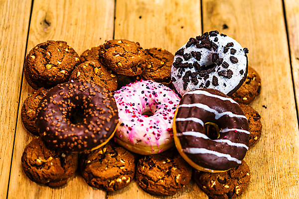 포토 JPG 해외이미지 디저트 사람없음 쌓기 쿠키 도넛 달콤 나무탁자 해외포토 음식 모션 탁자 맛 파일형식 이미지허브