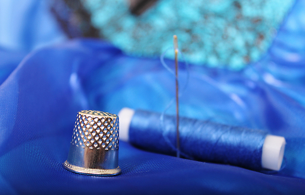 포토 JPG 해외이미지 전통 디자인 드레스 옷 리본 백그라운드 미술 사람없음 파란색 빛 유행 금속 수확 공구 직물 가운 황금 실 수리 은색 바느질 실크 공예 오브젝트 복고 재단 골무 무도회 옛날 스타일 해외포토 컬러 농업 재질 문화예술 취미 도구 파일형식 이미지허브