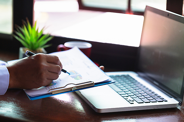 포토 JPG 해외이미지 손 종이 컨셉 돈 인터넷 비즈니스 통계 성공 그래프 설계 직장 사람 사람없음 금융 경제 컴퓨터 사무실 모니터 자료 성장 작업 시장 계획 위험 토론 읽기 분석 동료 계약 무역 보고서 상담 문서 투자 자원 회계 진행 개발 마케팅 경제학 해외포토 교육 산업 회사 관계 모션 신체부위 전자제품 재산 파일형식 이미지허브