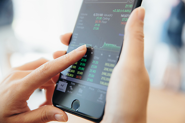 포토 JPG 해외이미지 손 그래프 들기 아웃포커스 신체부위 스마트폰 주식 분석 투자 해외포토 컨셉 비즈니스 모션 촬영기법 사람 금융 핸드폰 스마트기기 파일형식 이미지허브