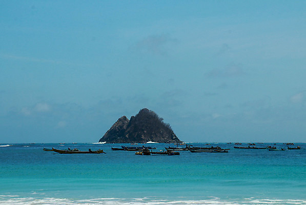 포토 JPG 해외이미지 나무 아시아 모래 파도 바다 분홍색 섬 여행 백그라운드 자연 하늘 낚시 휴가 손바닥 어류 사람없음 야외 초록색 물 파란색 태양 일출 맑음 꿈 흰색 만 보트 언덕 발리 인도네시아 내추럴 이국적 터키석 파라다이스 해외포토 자연요소 식물 손 나라 컬러 배_교통 레저 날씨 노을 수중동물 보석 생태계 파일형식 이미지허브