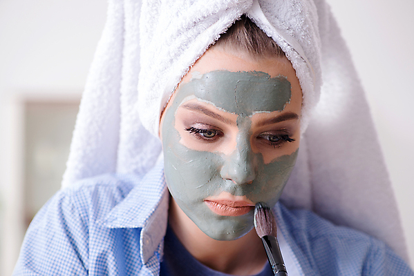 포토 JPG 해외이미지 여자 실내 한명 들기 상반신 성인 수건 붓 집중 피부관리 바르기 팩 성인여자한명만 해외포토 1 컨셉 모션 사람 내부 위생용품 뷰티 화장품 여자한명만 성인여자만 파일형식 이미지허브