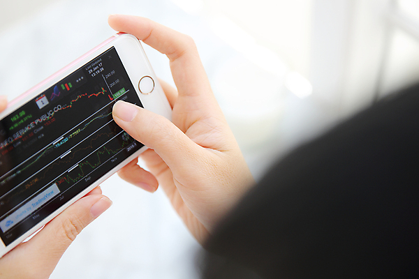 포토 JPG 해외이미지 손 그래프 들기 신체부위 스마트폰 소프트포커스 주식 분석 투자 해외포토 컨셉 비즈니스 모션 촬영기법 사람 금융 핸드폰 스마트기기 파일형식 이미지허브