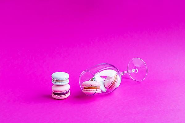 포토 JPG 해외이미지 전통 안경 분홍색 백그라운드 패턴 와인잔 유리 휴가 디저트 건강 사탕 선물 사랑 미술 사람없음 초록색 빛 컬러풀 쿠키 과자 축하 신선 신용카드 생일 우아함 달콤 맛 부드러움 마카롱 프랑스어 파스텔톤 페스츄리 스타일 카피스페이스 미니멀 해외포토 문자 잡화 기념일 감정 음식 빵 컬러 컨셉 무늬 술잔 재질 문화예술 금융 공백 감각 파일형식 이미지허브