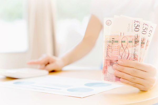 포토 JPG 해외이미지 직업 라이프스타일 손 종이 컨셉 지폐 돈 비즈니스 탁자 실내 한명 사람 성인 사람없음 신체부위 가로 금융 경제 사무실 펜 저축 계산기 성장 비즈니스우먼 계획 분석 경영자 투자 결제 수익 마케팅 세금 연금 예산 우크라이나 제어 여자한명만 성인만 해외포토 1 여자 유럽 가구 문구용품 내부 생활 필기구 장비 직장인 재산 리더 여자만 파일형식 이미지허브