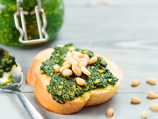 포토 JPG 해외이미지 음식 조각 실내 근접촬영 사람없음 바게트 잣 페스토 나무배경 해외포토 빵 뷰포인트 백그라운드 내부 견과류 소스_음식 파일형식 이미지허브