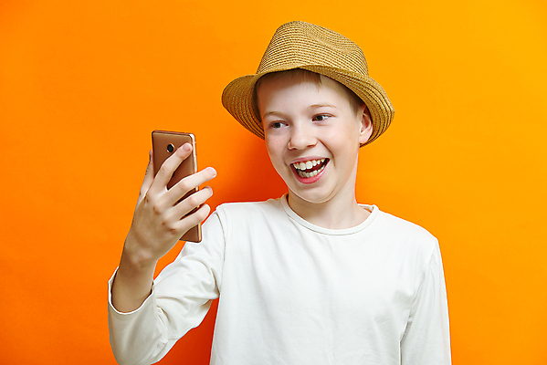 포토 JPG 해외이미지 응시 교육 행복 인터넷 텍스트 통신 교실 모바일 세포 함께함 한명 미소 사람 소녀 소년 친구 스마트폰 핸드폰 우정 관찰 그룹 메시지 어플리케이션 대학교 동영상 단절 소셜 온라인강의 채팅 해외포토 1 시선 여자 남자 감정 어린이 컨셉 학교 관계 모션 표정 전자제품 스마트기기 강의 파일형식 언택트 이미지허브