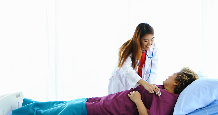 포토 JPG 해외이미지 백인 직업 여자 노년 남자 유니폼 청진기 노동자 건강 병원 미소 사람 두명 치료 약 듣기 시험 흐름 환자 의사 흰색 침대 허파 질병 은퇴 감염 돌봄 옛날 헬프 노화 해외포토 서양인 옷 교육 컬러 가구 컨셉 의학 의료기기 모션 표정 성인 의료진 도움 호흡기관 파일형식 이미지허브