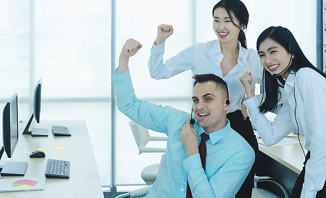 포토 JPG 해외이미지 백인 직업 여자 남자 행복 인터넷 회사 비즈니스 사업가 통신 노동자 말하기 대화 사람 세명 컴퓨터 사무실 디지털 모니터 헤드폰 키보드 업무 작업 비즈니스맨 비즈니스우먼 그룹 센터 중개인 고객 동료 직원 서비스 텔레마케팅 부름 온라인 마케팅 운영자 지원 해외포토 서양인 감정 음향기기 관계 모션 전자제품 직장인 서비스업 파일형식 이미지허브