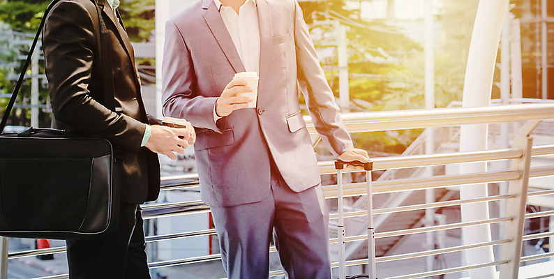 포토 JPG 해외이미지 백인 직업 손 행복 커피 음료 여행 컨셉 2 서류가방 가방 비즈니스 통신 성공 거리 미소 사람 정장 사람없음 야외 건물 빛 사무실 햇빛 짐 잡기 도시 비즈니스맨 연결 일회용 오솔길 스마트 일반 경영 소셜 스타일 카피스페이스 해외포토 서양인 건축물 잡화 옷 남자 감정 길 모션 표정 신체부위 태양 공백 직장인 파일형식 이미지허브