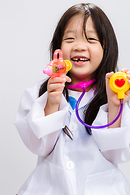 포토 JPG 해외이미지 여자 어린이 백그라운드 유니폼 청진기 놀이 한명 의사 작음 고립 해외포토 1 옷 의료기기 사람 의료진 크기 파일형식 이미지허브