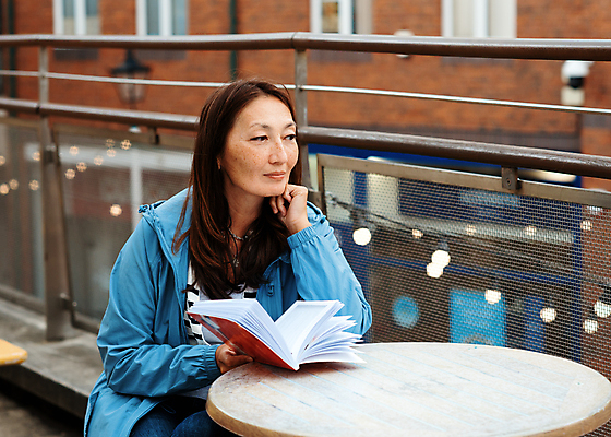 포토 JPG 해외이미지 공원 행복 도로 커피 가이드 거리 한명 사람 앉기 야외 책 쇼핑 스터디 독서 걷기 산책 카페 꿈 도시 타운 옛날 해외포토 직업 1 공공시설 감정 길 음료 교통시설 모션 휴식 학습 상점 파일형식 이미지허브