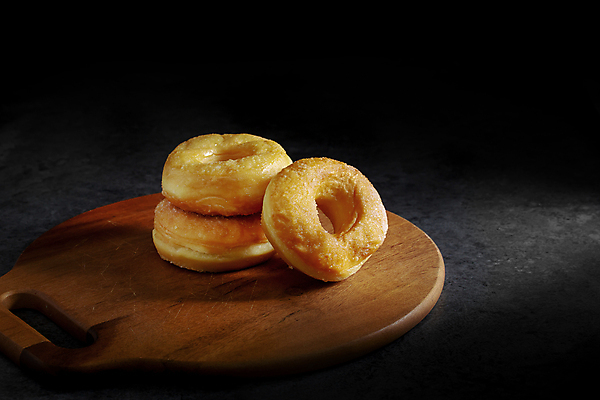 포토 JPG 해외이미지 디저트 실내 사람없음 쌓기 세개 도넛 나무도마 해외포토 음식 모션 도마 3 내부 목재 파일형식 이미지허브