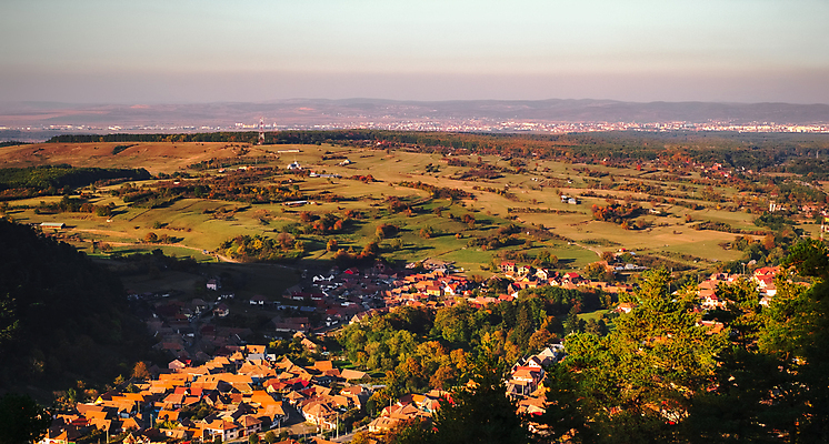 포토 JPG 해외이미지 주간 나무 주택 사람없음 야외 마을 가을풍경 루마니아 해외포토 자연요소 식물 유럽 풍경 건물 파일형식 가을_계절 이미지허브