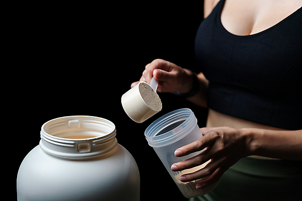 포토 JPG 해외이미지 여자 검은배경 실내 통 한명 들기 상반신 성인 옆모습 붓기 병 가루 단백질 스쿱 성인여자한명만 단백질쉐이크 프로틴파우더 해외포토 1 식기 뷰포인트 백그라운드 모션 사람 내부 검은색 쉐이크 영양소 여자한명만 성인여자만 파일형식 이미지허브