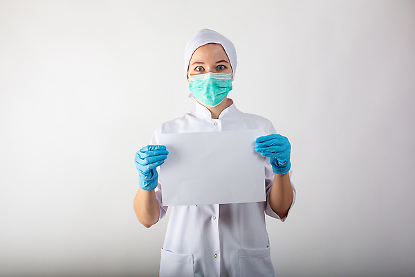 포토 JPG 해외이미지 백인 템플릿 직업 손 여자 종이 얼굴 유니폼 노동자 건강 병원 가면 미소 사람 성인 사람없음 파란색 뷰티 약 건강관리 공백 간호사 의사 흰색 잡기 메시지 바이러스 보호 사인 감염 보여주기 시트 박테리아 돌봄 서류판 전염병 목업 해외포토 서양인 옷 컬러 컨셉 의학 모션 표정 관리 신체부위 사무용품 의료진 질병 파일형식 이미지허브