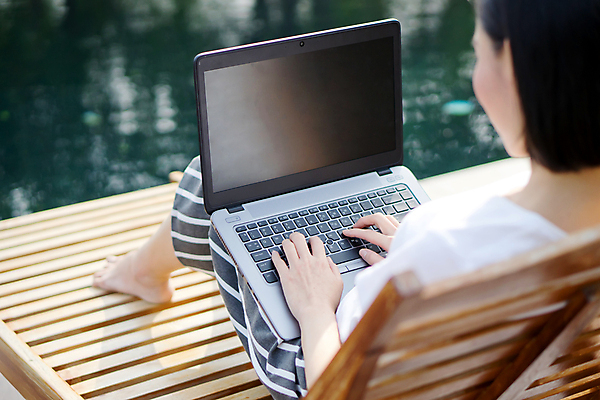 포토 JPG 해외이미지 1 여자 여행 인터넷 비즈니스 사업가 그래프 휴가 휴식 직장 사람 사람없음 야외 물 금융 노트북 스마트폰 컴퓨터 사무실 펜 공책 수영 웹 타이핑 키보드 업무 메시지 이메일 디자이너 땅 무선전화기 페이지 클릭 편리함 프로그래머 프리랜서 해외포토 자연요소 직업 컨셉 회사 문구용품 경제 전자제품 핸드폰 스마트기기 필기구 수상스포츠 작업 전화기 파일형식 이미지허브