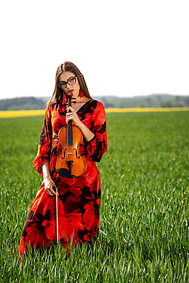 포토 JPG 해외이미지 식물 백인 모델 드레스 옷 계절 여자 줄 음악 백그라운드 밭 농업 자연 하늘 한명 풍경 야외 빨간색 초록색 여름 파란색 청춘 뷰티 농장 유행 공연 음악가 흰색 기구 시골 신선 우아함 바이올린 예술가 바이올리니스트 내추럴 뮤지컬 해외포토 서양인 직업 1 산업 컬러 컨셉 현악기 문화예술 사람 이벤트 연주자 생태계 파일형식 이미지허브