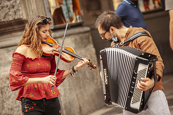 포토 JPG 해외이미지 주간 서양인 여자 남자 연주 유럽풍경 들기 상반신 성인 야외 앞모습 옆모습 아웃포커스 세명 이탈리아 바이올린 아코디언 바이올리니스트 길거리예술가 성인만 해외포토 자연요소 외국인 유럽 음악 뷰포인트 모션 현악기 촬영기법 사람 풍경 연주자 건반악기 예술가 파일형식 이미지허브