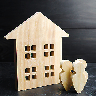 포토 JPG 해외이미지 컨셉 검은배경 부동산 주택 사람모양 사람없음 목재 피규어 말_게임 건축모형 해외포토 모양 나무 백그라운드 재료 건물 모형 검은색 미니어처 게임 재산 파일형식 이미지허브