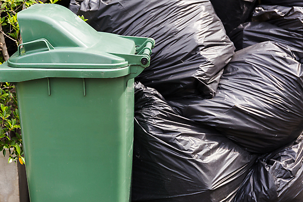 포토 JPG 해외이미지 백그라운드 가방 사람없음 초록색 쌓기 검은색 재활용 쓰레기통 쓰레기 폐기물 컨테이너 플라스틱 버리기 가득함 자루 낭비 해외포토 잡화 산업 컬러 컨셉 모션 재질 친환경 파일형식 이미지허브