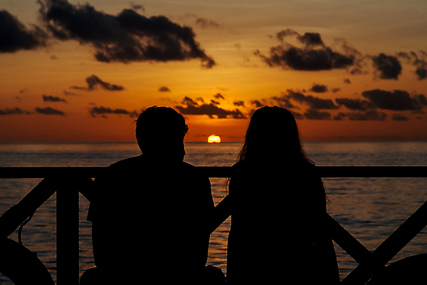 포토 JPG 해외이미지 커플 여자 남자 행복 실루엣 바다 여행 상반신 성인 야외 두명 일몰 성인만 해외포토 감정 관계 촬영기법 사람 노을 파일형식 이미지허브