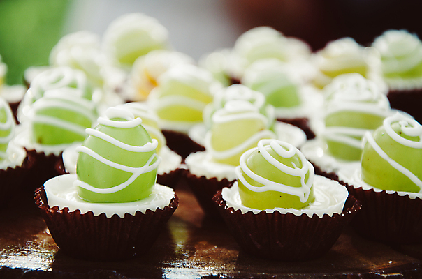 포토 JPG 해외이미지 접시 음식 결혼 과일 탁자 디저트 쟁반 사탕 서기 사람없음 장식 파티 케이크 요식업 축하 바 생일 화려 달콤 컵케이크 굽기 유기농 점심식사 뷔페 섞기 해외포토 식기 웰빙 기념일 산업 가구 컨셉 모션 이벤트 식사 맛 구이 파일형식 이미지허브