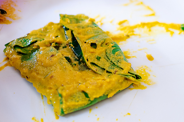 포토 JPG 해외이미지 손 음식 잎 포장 고추 패스트푸드 요리 동양인 사람없음 초록색 식사 저녁식사 튀김 지성 맛 떨어짐 인도인 묶기 향신료 속도 잔치 롤 밀가루 점심식사 라마단 인기 절임 채식주의자 파키스탄 핸드메이드 힌두교 해외포토 외국인 식물 아시아 종교 컬러 컨셉 채소 모션 인종 신체부위 인스턴트 가루 채식 향미료 파일형식 이미지허브