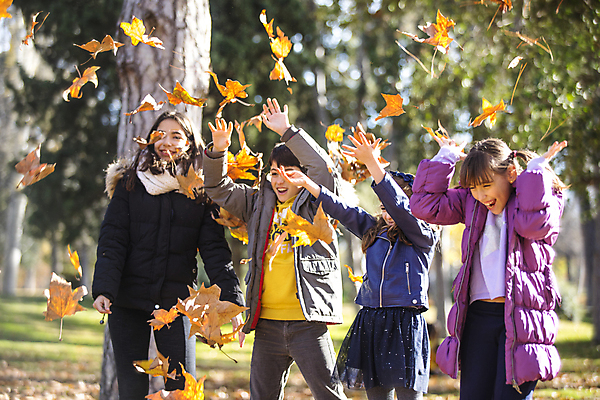 포토 JPG 해외이미지 나무 학생 공원 교육 어린이 백그라운드 잎 밭 놀이 함께함 미소 사람 소년 여러명 야외 캐주얼 조깅 햇빛 태양 맑음 기쁨 자유 가을 떨어짐 숲 즐거움 커뮤니티 일반 무료 해외포토 자연요소 식물 옷 계절 공공시설 남자 감정 다수 컨셉 농업 날씨 표정 운동 파일형식 이미지허브