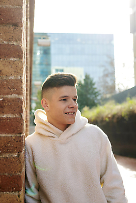 포토 JPG 해외이미지 백인 1 라이프스타일 응시 남자 행복 벽 짧은머리 거리 한명 서기 사람 동양인 20대 성인 야외 옆모습 가로 유행 기댐 회색 도시 자신감 시원함 긍정 개성 진짜 혼자 스타일 카피스페이스 해외포토 서양인 헤어스타일 시선 감정 뷰포인트 컬러 컨셉 모션 인종 청년 생활 공백 파일형식 이미지허브